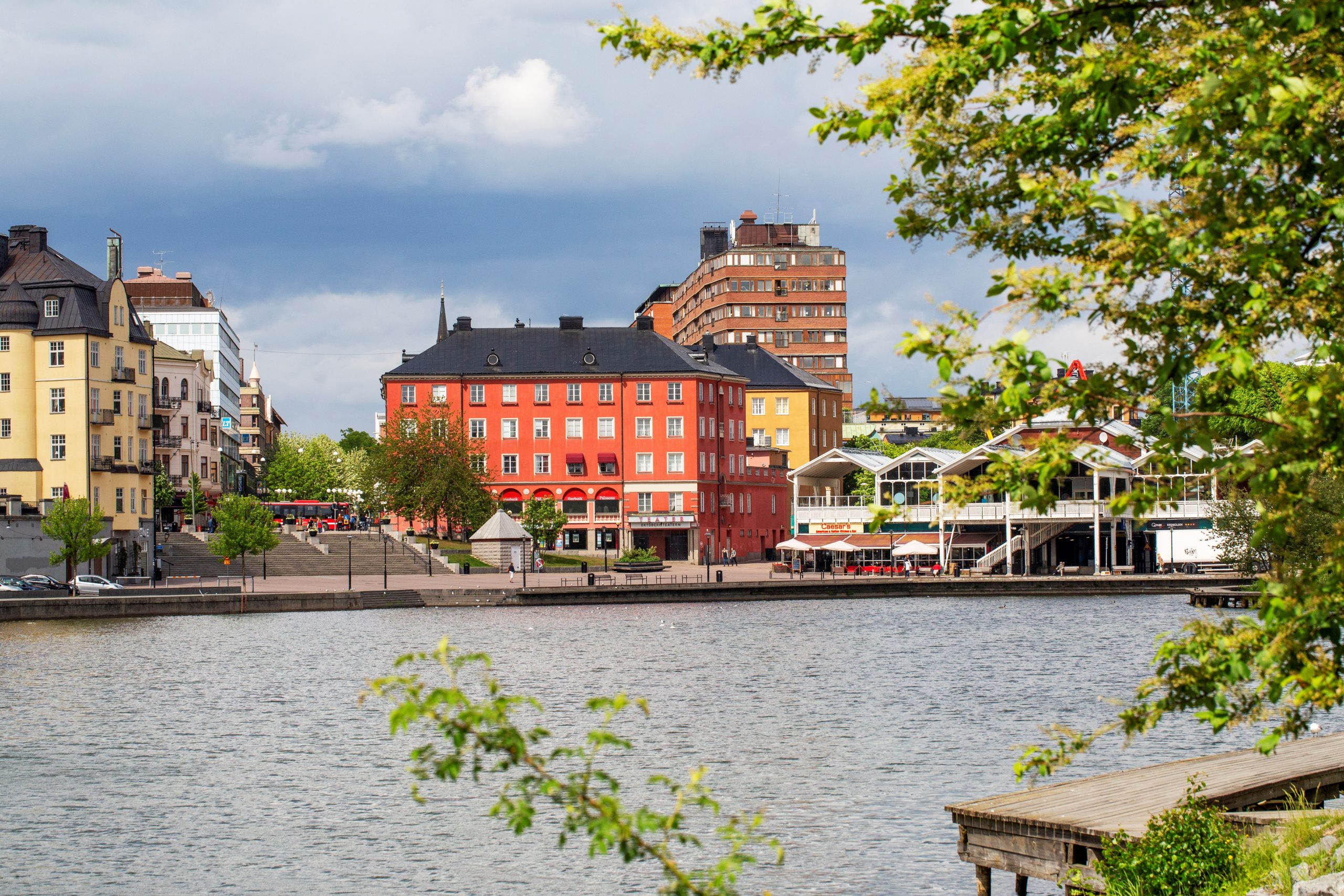 Fotbollsprofil åtalas för avancerad penningtvätt – kopplas till organiserad brottslighet